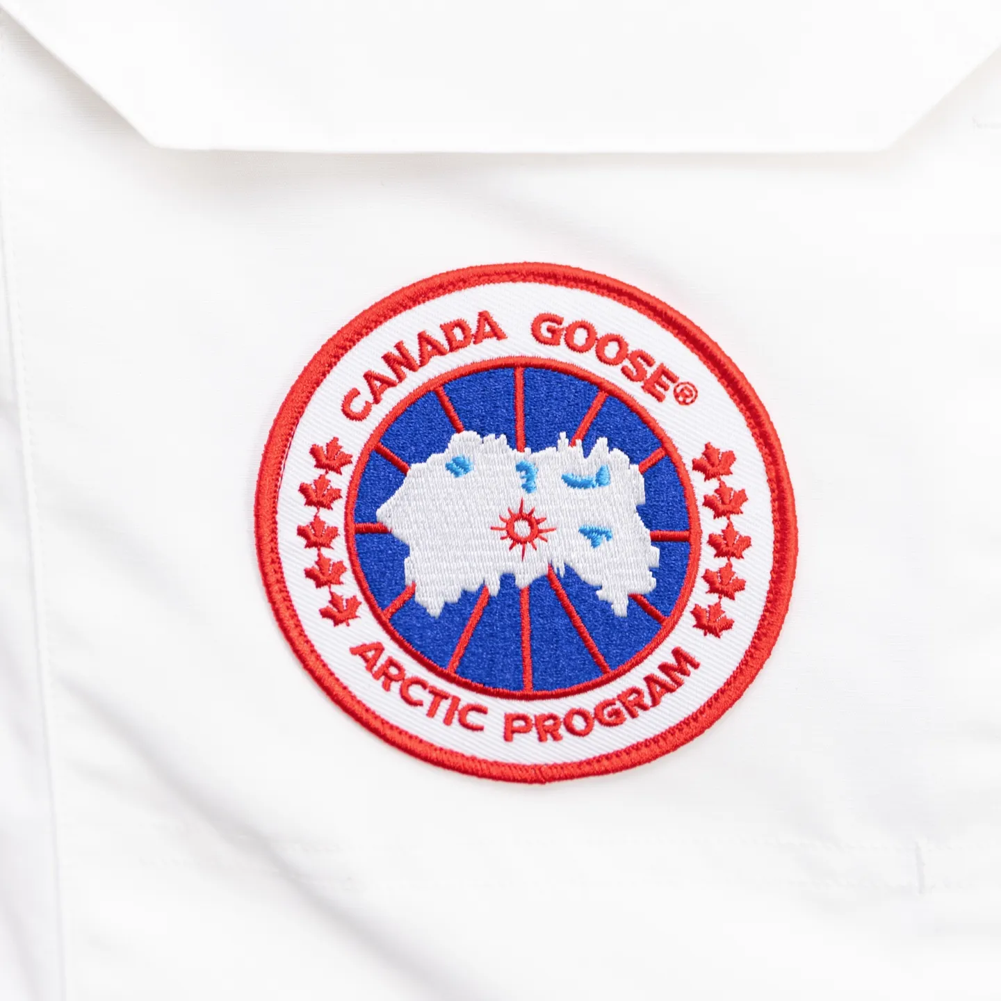 P820 (Top wolf fur version delivery handbag) Canada Goose Canada Goose #Expedition expedition parka classic down jacket ➖ Imported 21-count polyester-cotton blended original fabric [last year’s 16-count/18-count hard fabrics have been completely eliminated, this year all use 21-count genuine synchronous fabrics, the soft mid-band feels delicate and textured], genuine synchronous Feather-Light 10D waterproof coated fabric, made of 84.5% polyester fiber and 15.5% cotton, 100% the best feel in the entire network! ➖ The genuine official website uses the national standard 80 white duck down, and will never be misled by false claims such as 90 down or goose down! ➖ Using the best nylon lining with double double-layer sealing design, velvet-proof No. 7 needle + grid-filled down ready-made garments, there is 100% no so-called velvet running! ➖ The cuffs are designed with thickened seamless threads, and the collar and pockets are lined with top-quality polar fleece to keep you warm and comfortable! ➖ Yoshida YKK provides original custom-made electroplated sliders. YKK two-way lockable zippers are tight and smooth and will not peel off paint! ➖ 3M composite guarantees that the Velcro is the same as the original, durable, and all accessories and hardware are custom-made! ➖ The imported Behringer embroidery machine customizes the 10,000-needle embroidery logo, and 98% of the replicas restore the original logo. ➖ ​​The fur collars are all made of large pieces of Western Canadian blue wolf leather, ensuring that each fur collar is 13-15cm wide!